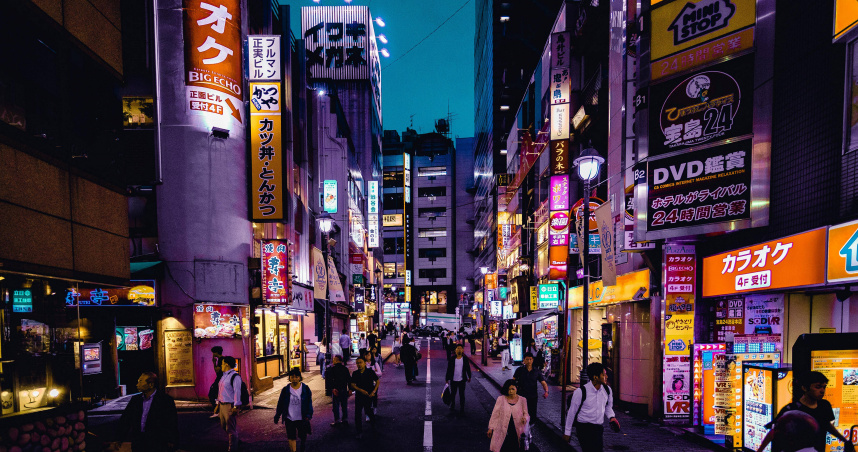 許多台灣人都會喜歡到日本遊玩,然而近日一名女網友卻在池袋搭手扶梯時,被陌生人用力狠撞,導致她直接摔下去受傷。(示意圖/翻攝Pexels)
