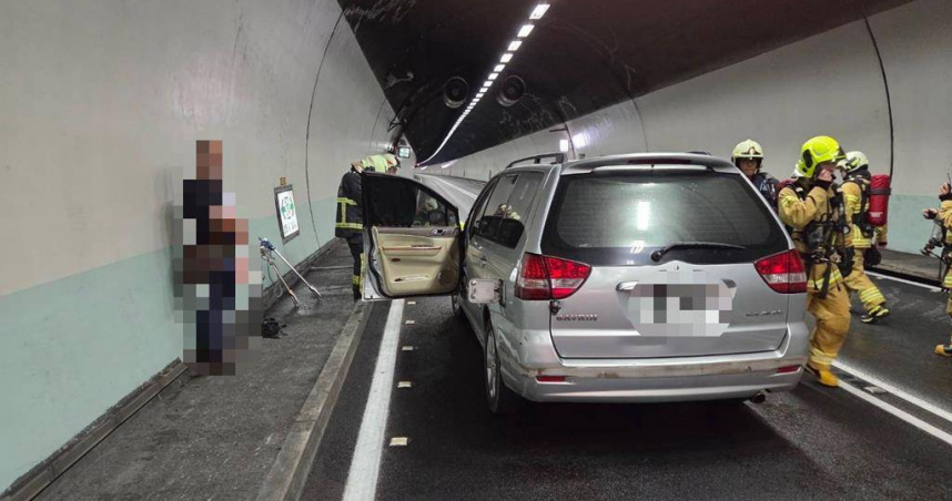 國道5號雪山隧道發生車輛冒煙意外，隧道雙向一度封閉管制，回堵長達1公里以上。（圖／翻攝畫面）