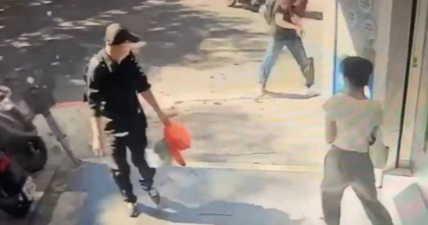 永和眼鏡行外牆磁磚突崩落。（圖 ／翻攝畫面）