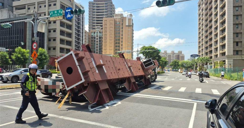 員警到場進行交通疏導。（圖／三重警分局提供）