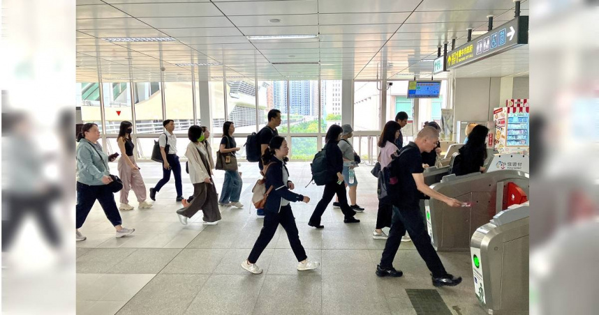 台中捷運公司尋找第5000萬人次幸運旅客，提醒旅客檢查票卡號碼。（示意圖，與中獎人無關／台中市府提供）