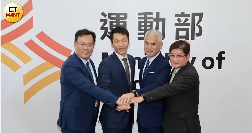 運動部次長鄭世忠（左起）、部長李洋、次長黃啟煌、次長洪志昌。（圖／黃耀徵攝）