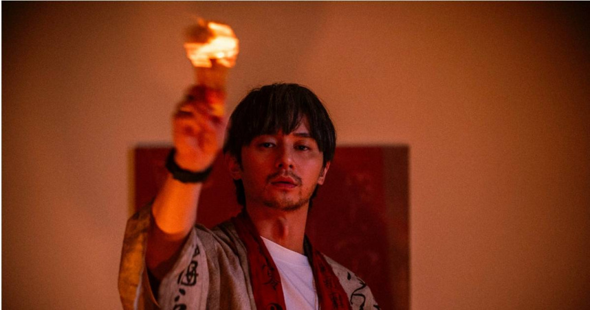 張軒睿片中進行觀落陰儀式，燒金紙、噴火都做得有模有樣。（圖／天予電影提供）