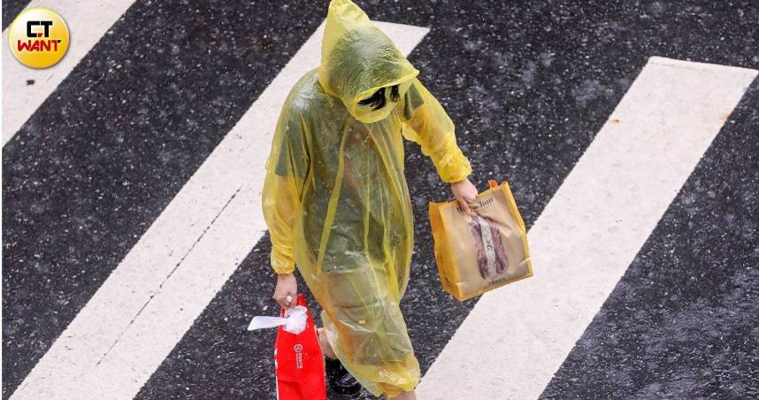 明天各地天氣不穩定，民眾外出前建議攜帶雨具備用。（示意圖／趙文彬攝）