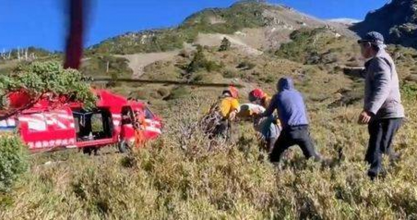 黑鷹直升機於南湖山屋執行救援任務，特搜人員與山友合力將高山症患者抬上機後送。（圖／翻攝畫面）