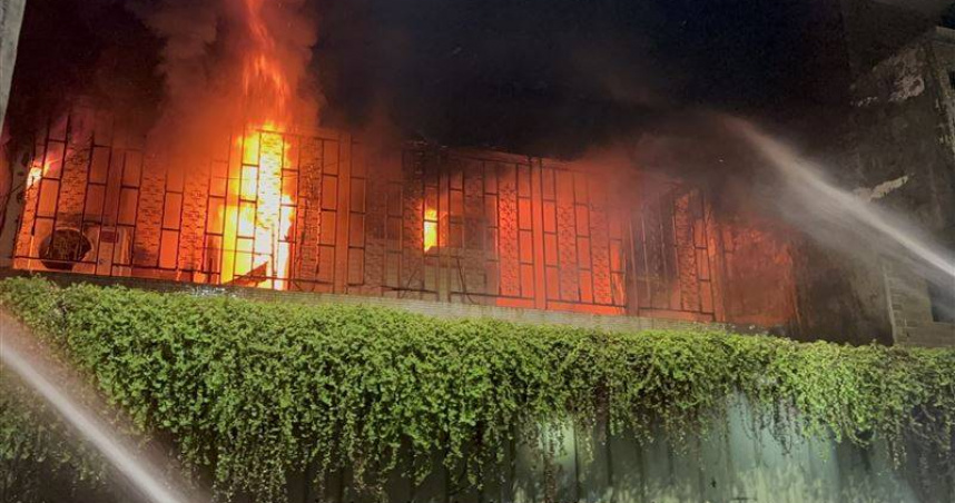 台南市一處5層樓民宅今天（21日）驚傳大火。（圖／三立新聞網）