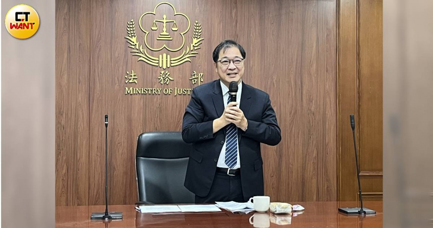 法務部長鄭銘謙透露家中醬油就是「鐵窗牌」，他還曾一次買了20隻「鐵窗牌」土雞。（圖／項程鎮攝）