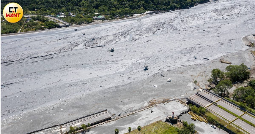 馬太鞍橋遭洪水沖斷。（圖／黃耀徵攝）