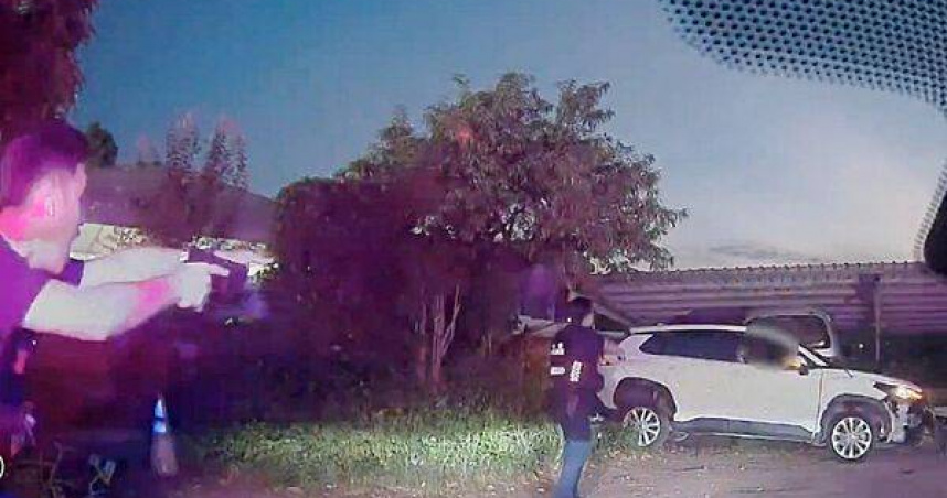 通緝犯夫妻桃園街頭亡命飆車，妻遭警開四槍中彈落網。（圖 ／翻攝畫面）