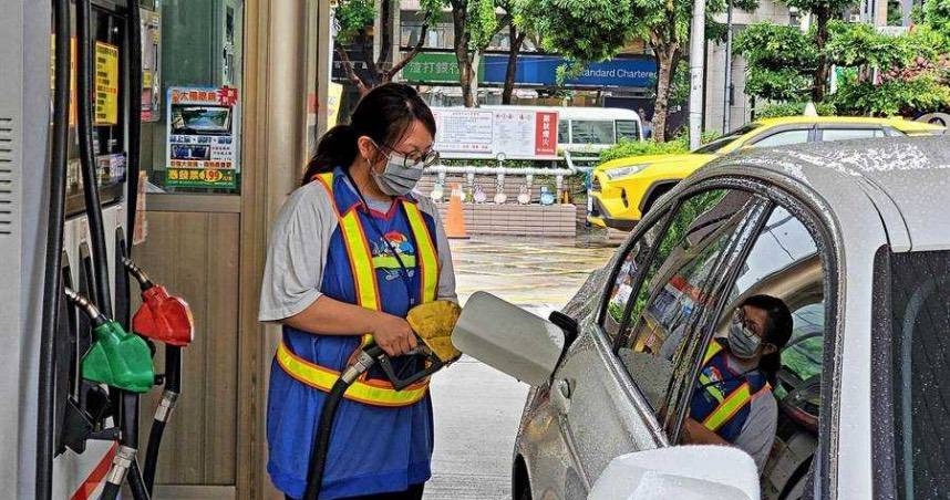 台灣中油自20日凌晨零時起汽、柴油各調降0.5元及0.8元。（圖／報系資料照）
