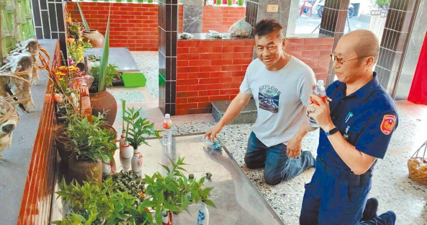 台南市白河警分局東河派出所長江崇鎰（右）與當地頭目吳火生（左）24日在東河派出所內一起祭拜阿立母祖靈，並將分靈請回公廨。（圖／讀者提供）
