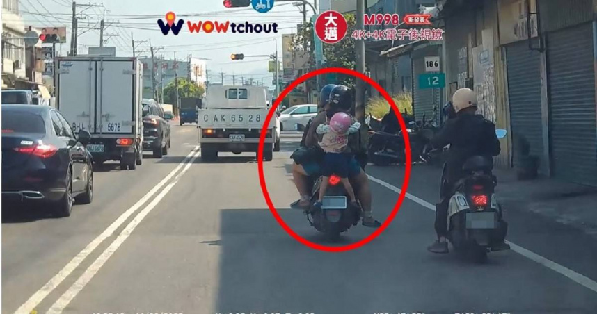 高雄「人肉背娃四貼」機車現身，孩童整個吊車外嚇壞路人：長大算命大。（圖 ／翻攝畫面）