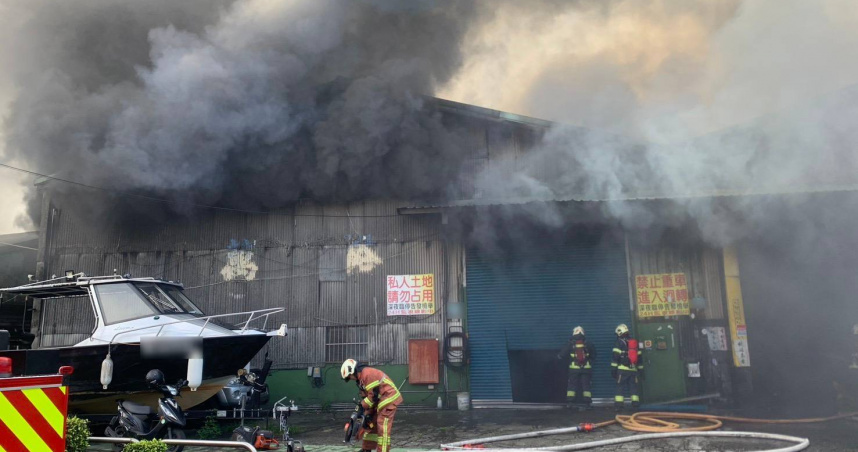 樹林鐵皮工廠發生嚴重火警，一旁小學受到影響預防性停課。（圖／翻攝畫面）