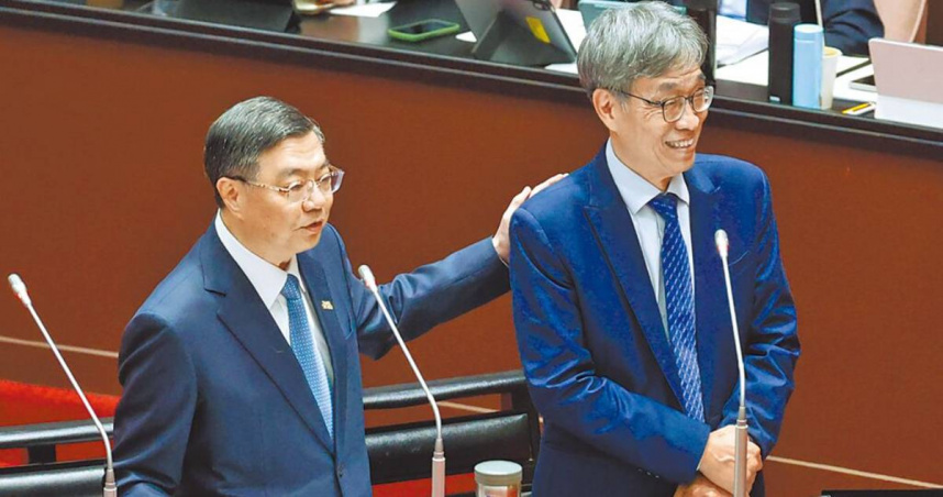 行政院長卓榮泰（左）與農業部長陳駿季（右）在立法院備詢。（圖／中國時報姚志平攝）