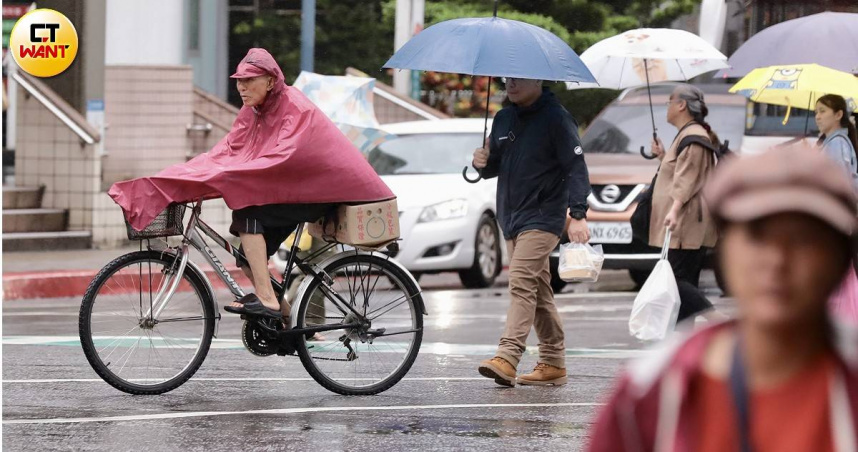 鳳凰颱風持續影響中南部地區，北台灣風雨未明顯，北北基桃決議照常上班課。（圖／黃耀徵攝）
