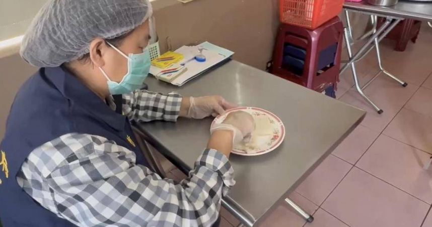衛生局前往該店稽查，現場檢視食材及成品未發現異物。（圖／高市衛生局提供）