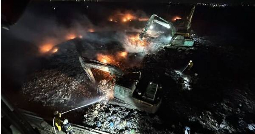 澎湖垃圾掩埋場半夜自燃烈焰狂燒45小時。（圖 ／翻攝畫面）