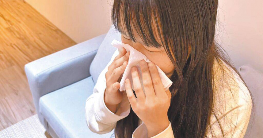 秋冬交替時節，氣溫忽冷忽熱、早晚溫差大，不少民眾出現鼻塞、流鼻涕與打噴嚏等問題。（圖／中時記者李念庭攝）