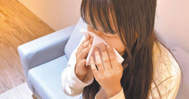 秋冬交替時節，氣溫忽冷忽熱、早晚溫差大，不少民眾出現鼻塞、流鼻涕與打噴嚏等問題。（圖／中時記者李念庭攝）