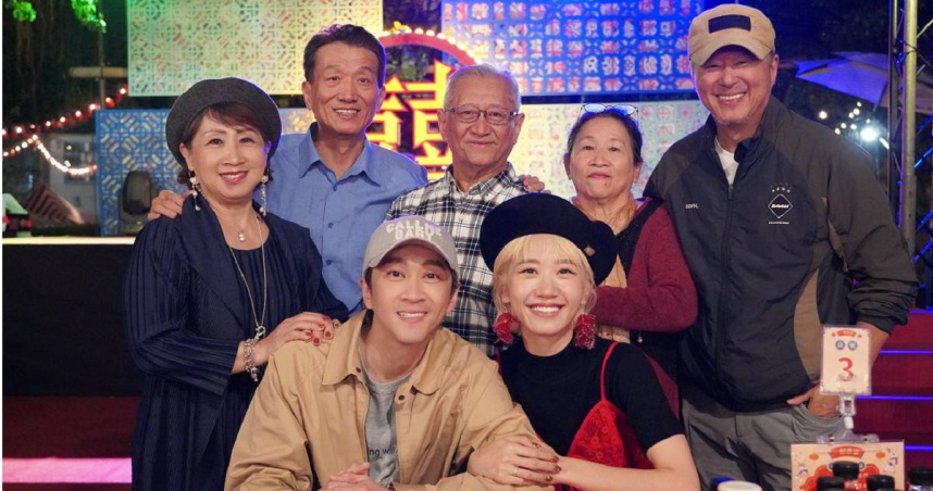 陳漢典、LuLu及雙方家長一起到三重看王偉忠監製的舞台劇《一村喜事：康樂隊來了》。（圖／金星文創）