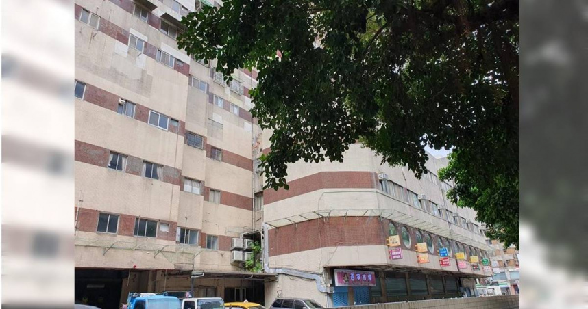 被稱為「猛鬼大樓」的西寧市場，將在明年拆除並改建為福星社宅。北市議員劉耀仁1日質詢指出，原在地下1樓營業的攤商抱怨不僅無法全數搬到1樓，連使用空間也被縮減。台北市長蔣萬安承諾，會在年底前先讓市場兩個自治會合併，再來協調攤位問題。（圖／本報資料照片）