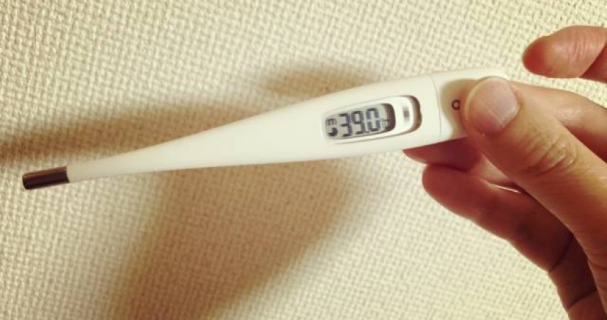 醫師指出，B型流感主要症狀為發燒、酸痛、腸胃道症狀，與一般腸胃炎比起來「燒的比較高、明顯酸痛」。（示意圖／photoAC）