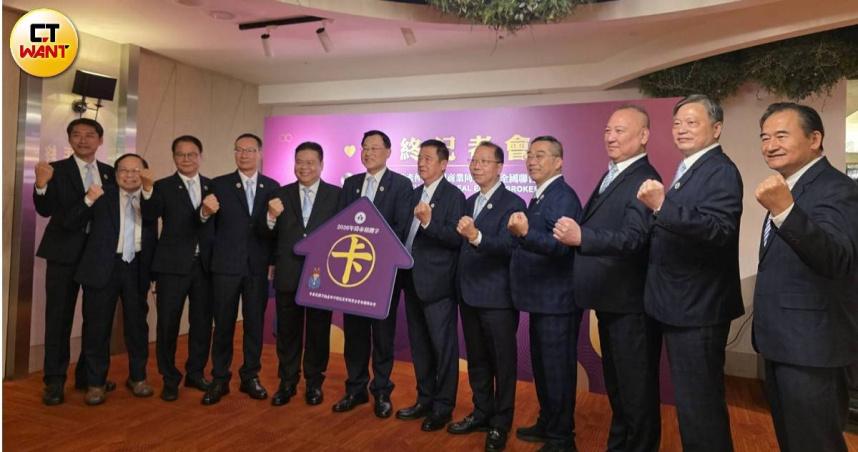 六都及台灣省房仲公會理事長對明年房市做出預測。（圖／林榮芳攝）