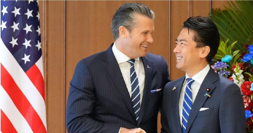 美國國防部長赫格塞斯（左）與日本防衛大臣小泉進次郎（右），於今（12日）稍早進行通話。（圖／達志／美聯社）