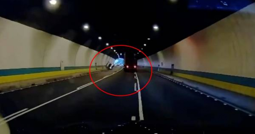 國道3號基隆隧道驚悚翻車，貨櫃車擦撞小貨車險奪命。（圖 ／翻攝基隆大小事臉書社團畫面）