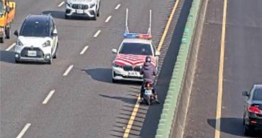 78歲老翁逆向國道狂飆7分鐘 驚險擦警車被攔。（圖 ／翻攝畫面）
