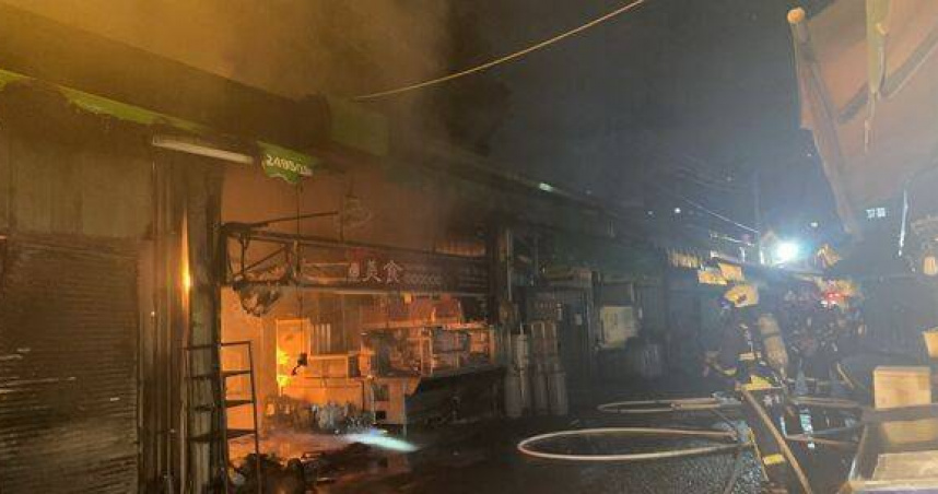 台中南屯市場凌晨發生火警，2間鐵皮攤販起火燃燒，所幸無人傷亡。（圖／翻攝畫面）