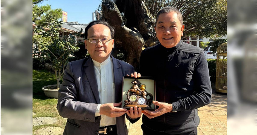 名門易理楊登嵙教授與竹山鎮紫南宮主委莊秋安手持2026年馬年「錢母」套幣。（圖／楊登嵙提供）