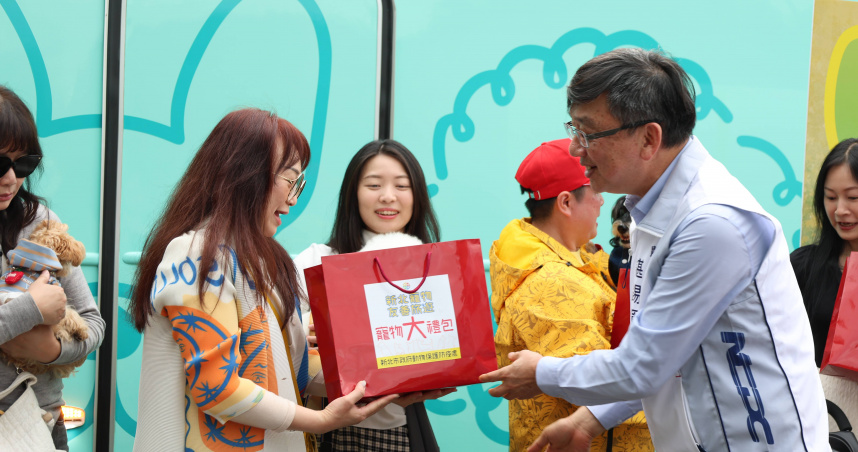 農業局局長諶錫輝致贈每位飼主寵物大禮包。(圖片提供／新北市政府動物保護防疫處)