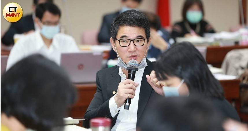 民進黨立委劉建國二度挑戰雲林縣長大位，面對國民黨立委張嘉郡獲徵召參選，他直言並不意外。（圖／周志龍攝）