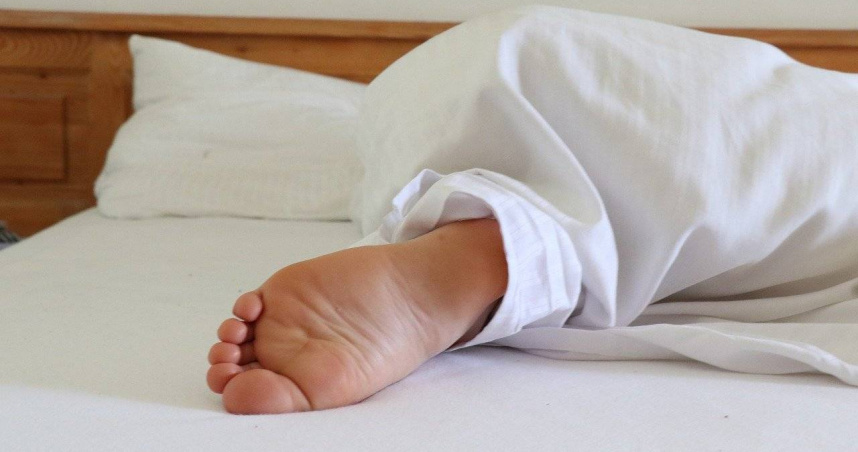 睡眠呼吸中止症患者睡眠時可能出現呼吸暫停，導致血氧下降。（示意圖／Pixabay）