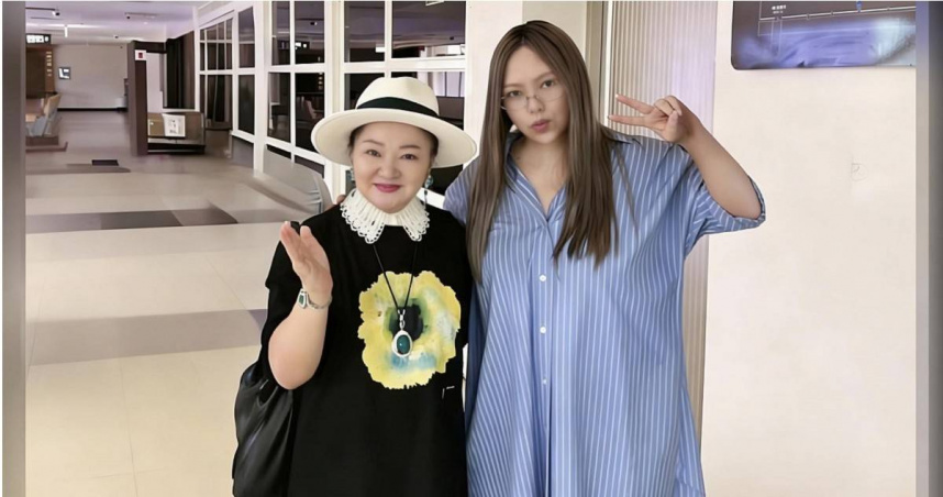 白冰冰在台東機場巧遇張惠妹，兩人合影留念。（圖／翻攝自臉書，白冰冰）