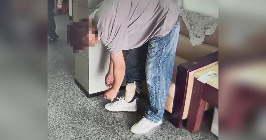 男子被警方抓包將波斯貓綁在腳邊。（圖／警方提供）