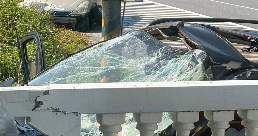 台東成功鎮石雨傘路段3月22日發生死亡車禍，79歲男子駕車失控撞擊路旁車輛並衝入民宅圍牆，送醫不治。（圖／翻攝畫面）