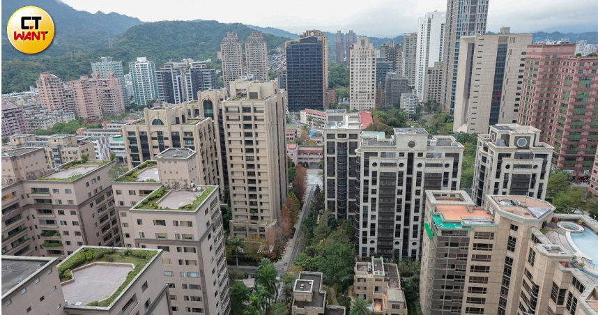 北市中心單價普遍站上每坪120萬元以上，在豪宅限貸令7000萬元的總價天花板下，扣除公設後實際居住面積往往不到30坪，即會被認定為豪宅，讓業者與民眾認為不合理。（圖／黃耀徵攝）