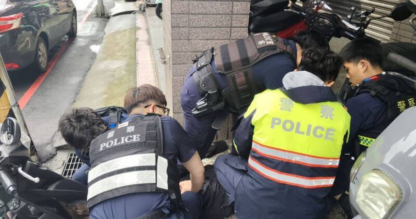 桃園楊梅一名男子4月4日下午酒後持刀在街頭揮舞，警方到場壓制並查扣刀械，依法送辦。（圖／記者翻攝）