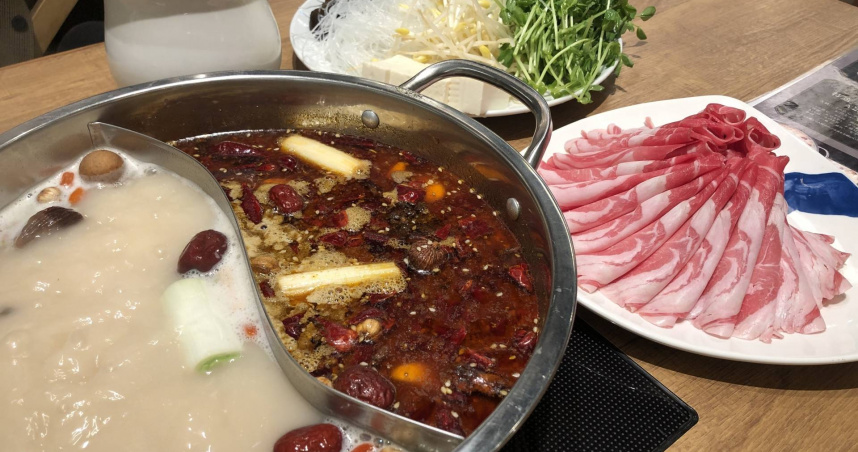 不少人喜歡喝火鍋的湯底，但其實湯裡多含油脂、普林、鈉，喝多了會對腎臟造成負擔。（示意圖／photoAC）