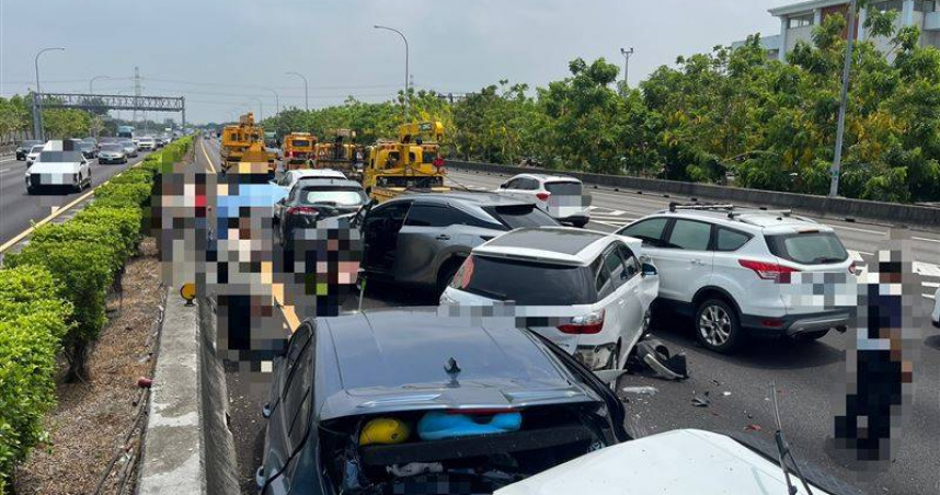 國1北上員林段「7車連環追撞」　內中線全堵死車流回堵1公里
