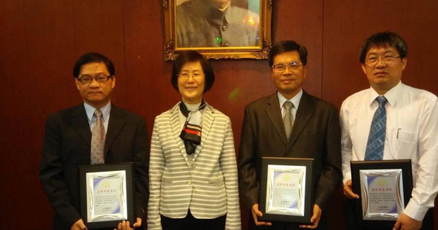 前法務部長羅瑩雪表揚時任高雄地檢署檢察長蔡瑞宗(右二)、主任檢察官陳俊秀(右一)、檢察官林俊杰(左一)。（圖／報系資料照）