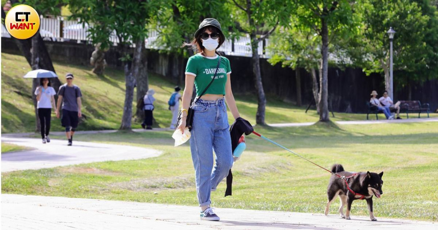 氣象署針對4縣市發布高溫警報，今中午前後有連續出現36度高溫的機率。（示意圖／方萬民攝）