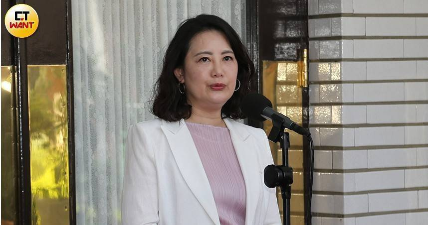 民進黨立委吳思瑤質疑台北市此次未放颱風假，並以巴威颱風期間陸警發布前即宣布停班停課為例，要求蔣萬安說明兩次決策標準差異。（圖／黃鵬杰攝）