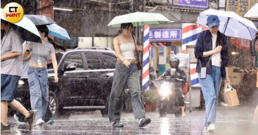 中央氣象署今（19）日發布17縣市豪雨特報，另外針對多個縣市發布大雷雨即時訊息。（示意圖／黃耀徵攝）