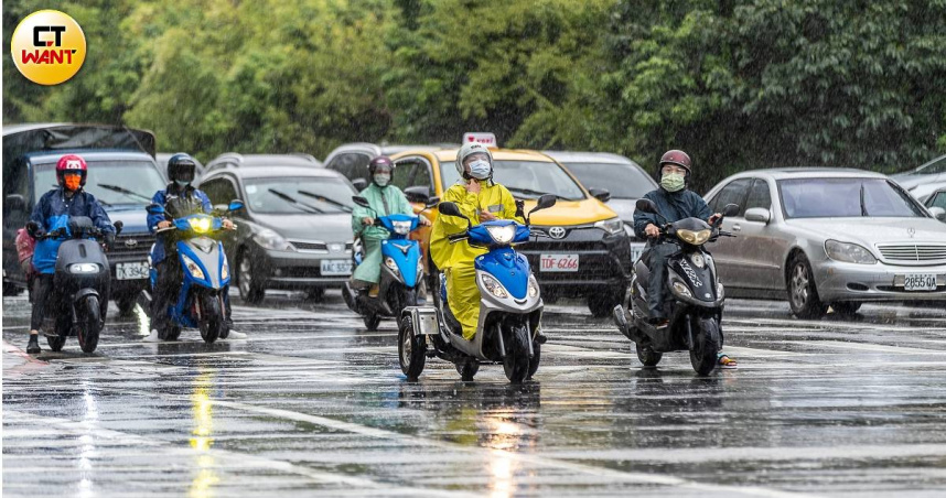 林得恩指出，高雄、屏東等地已經連續下了近20天的雨，估計9月6日以後才會趨緩。（示意圖／焦正德攝）
