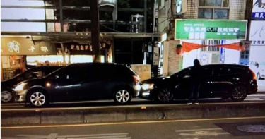 狂按喇叭引糾紛 女子遭男瘋狂追撞3路口