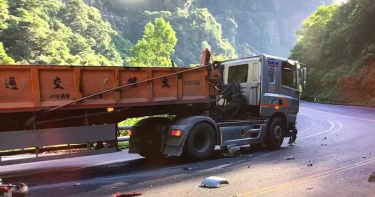 砂石車過彎疑逆向超車 機車騎士遭撞飛傷勢嚴重