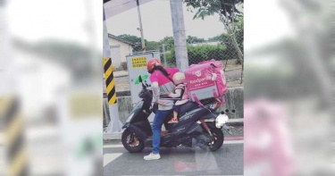 年輕媽背女兒騎車外送 網友打氣:辛苦偉大的媽咪